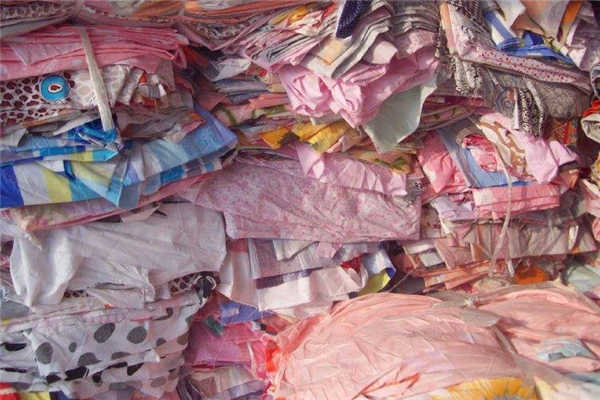 廢舊衣物棄之可惜!利用撕碎機(jī)進(jìn)行回收循環(huán)再利用才是真理